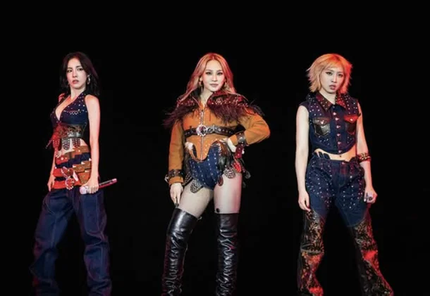 2ne1-park-bom-absencethree-women-stage-performance-fashion.