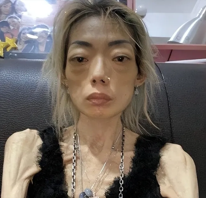connie ng weight losswoman-jewelry-blonde-indoors.