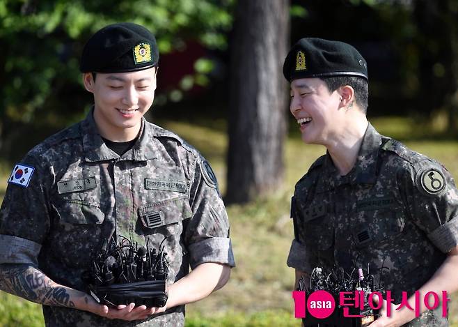 bts jimin jungkook military dischargesoldiers-uniforms-microphones-smiling.