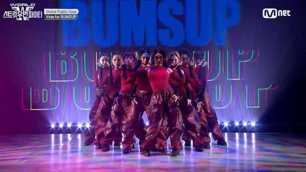 world of street woman fighterdance-performance-stage-group-red.