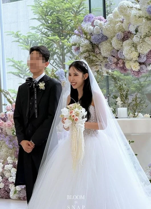 mina myoung weddingwedding-bride-groom-flowers.