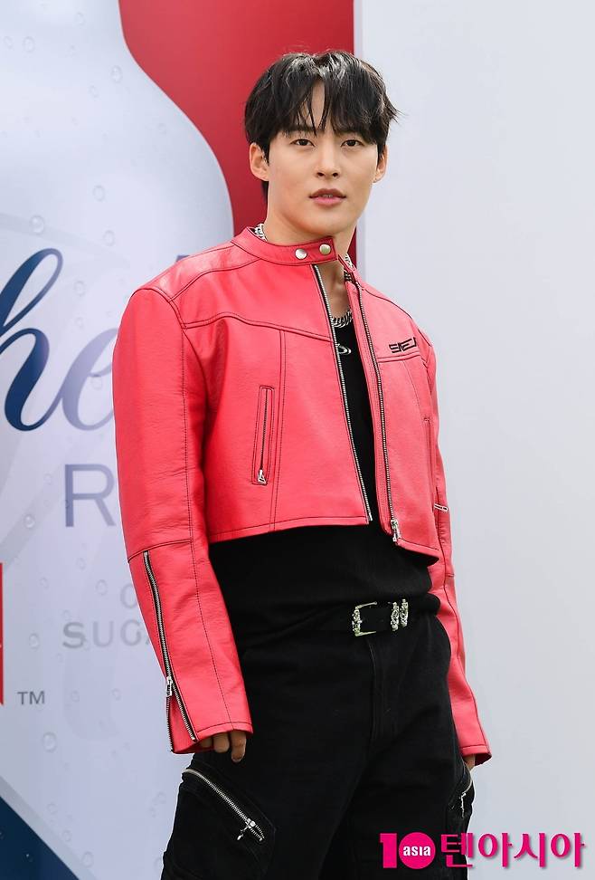 j.y. park world of street woman fighterman-red-jacket-blackpants.