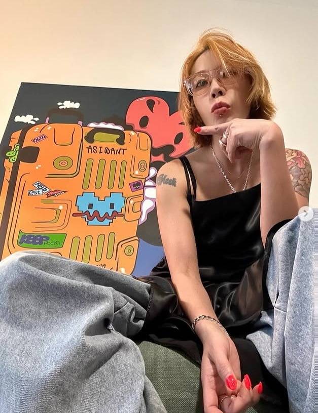 j.y. park world of street woman fighterwoman-tattoo-glasses-artwork.