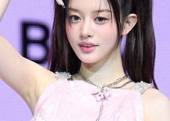 illit minju vocal practicewoman-ponytails-pinkDress-necklace.