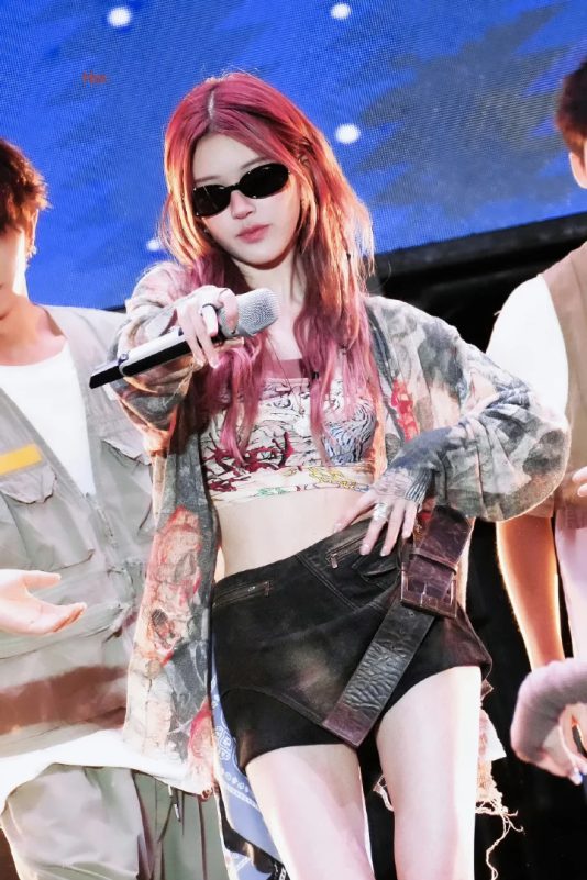 zhao lusi viral trendsinger-sunglasses-microphone-stage.