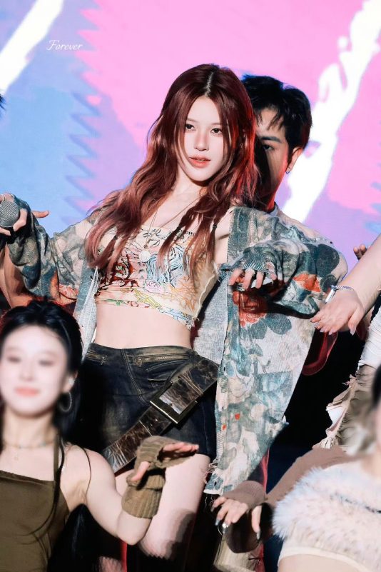 zhao lusi viral trendstage-performance-fashion-redhair.