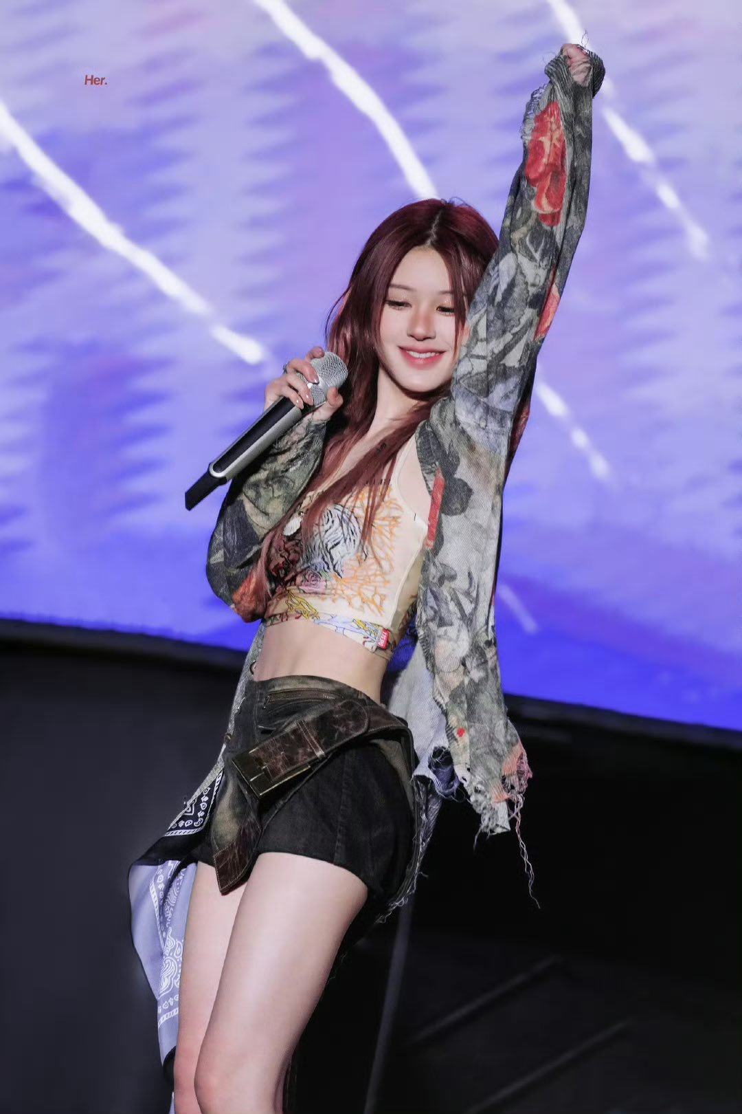 zhao lusi viral trendsinger-performance-microphone-fashion.