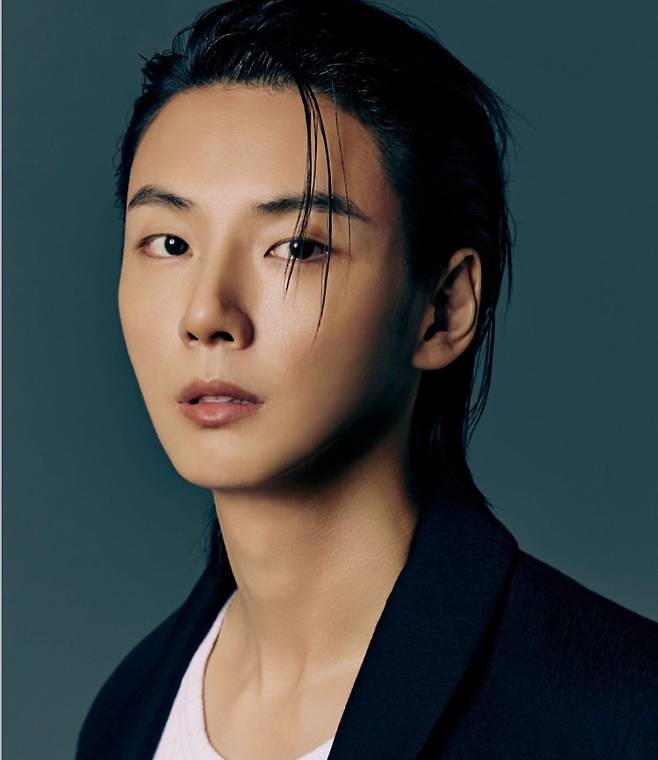 yoon shi-yoon jeon so-min hymn of deathportrait-asian-man-slickedHair.