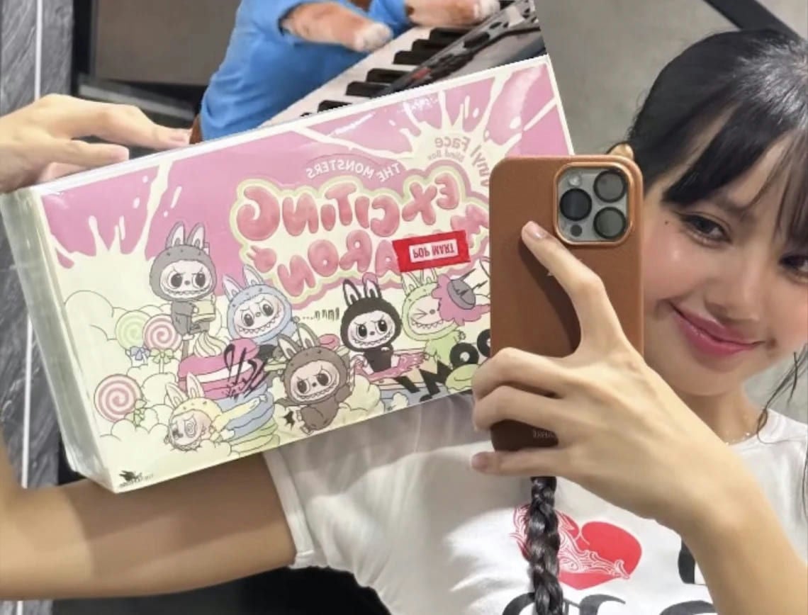 labubu lisa trendselfie-Lisa-Exiting_wagon-phone.
