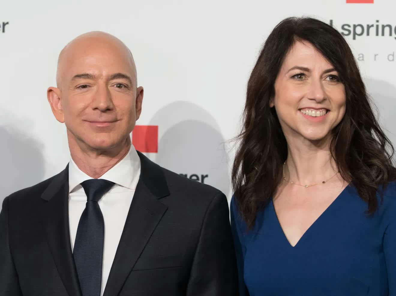 jeff bezos ex-wife mackenzie scottJeffBezos-MacKenzieScott-FormalWear-Smiling.