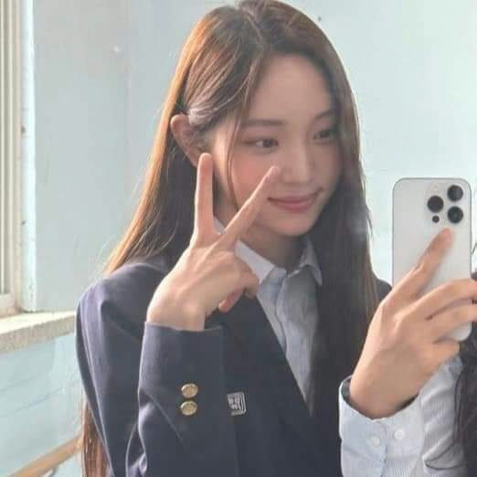 Youngseo pre-debut visualswoman-selfie-uniform-peaceSign.