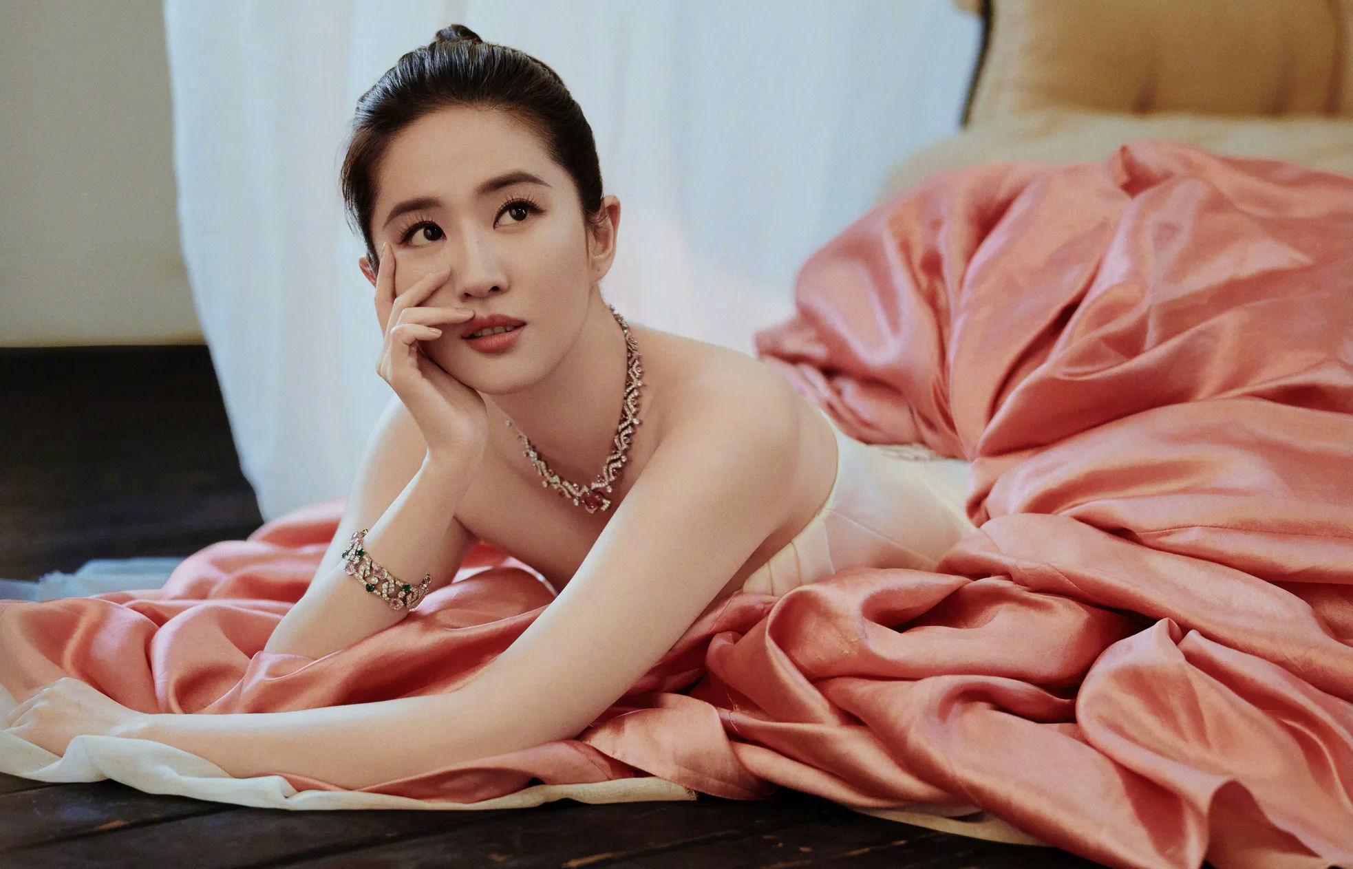 Liu Yifei Magnolia Awardswoman-jewelry-silk-lying.