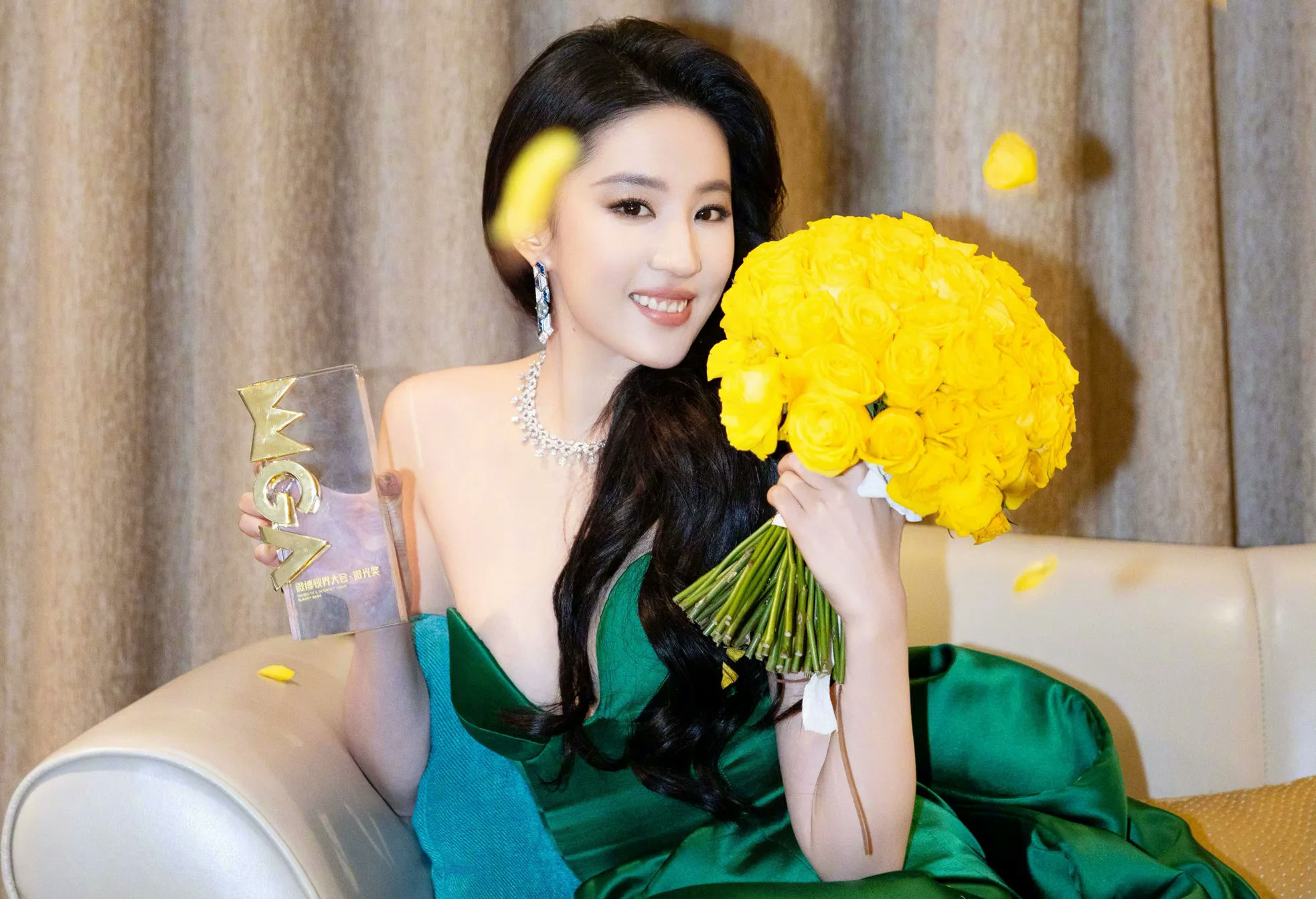 Liu Yifei Magnolia AwardsWoman-Award-Flowers-GreenDress.