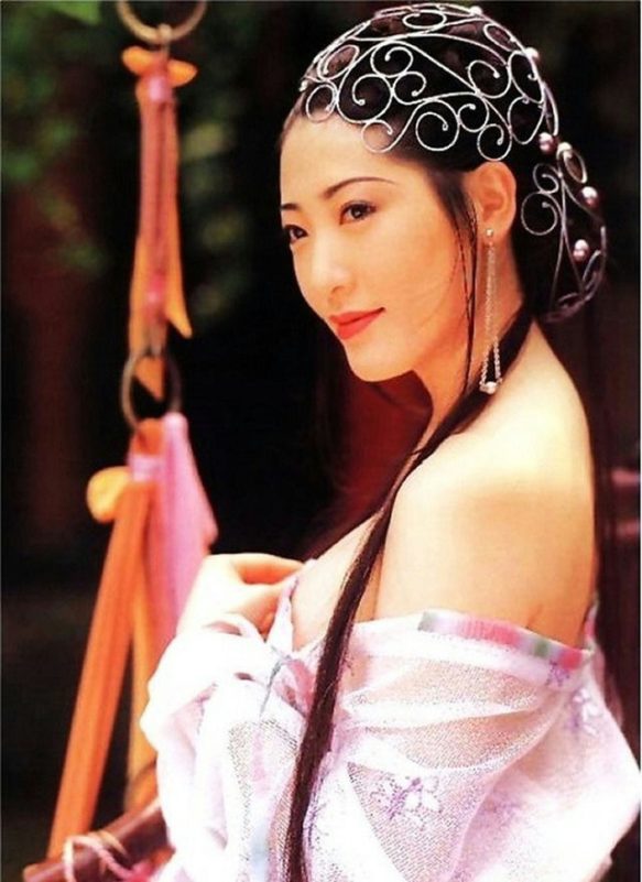 Si-Man Yeung noodle shopwoman-headpiece-gown-earring.