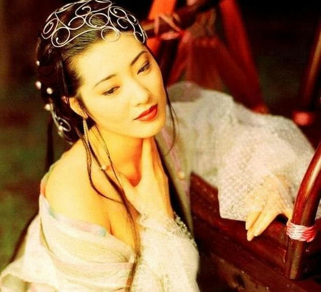 Si-Man Yeung noodle shopAsian-Woman-Traditional-Dress-Headpiece.