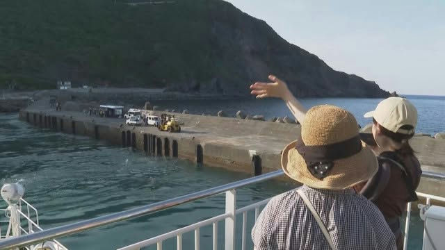 Japan manga prophecy July 5people-pier-ocean-mountain.