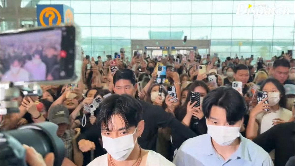 V BTS Incheon airport chaoscrowd-airport-fans-masks.