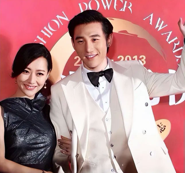 Bai Bing fading beautyRedCarpet-FashionAwards-Smiling-Couple.
