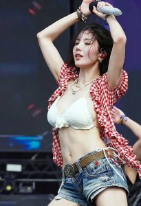 "Waterbomb Goddess" Kwon Eun Bi Goes Viral with Bold Outfit: Reached 2M