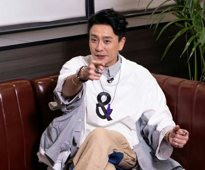 Bosco Wong won't marryman-pointing-couch-white' 'shirt-jewelry.
