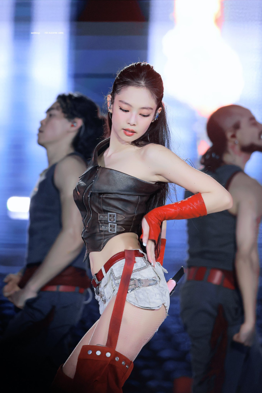 Jennie Hwang Sunwoo viral photoJennie-performance-fashion-stage.