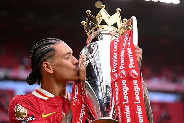 Liverpool Jota Nunez Konate Real MadridFootball-Trophy-Celebration-Winning.
