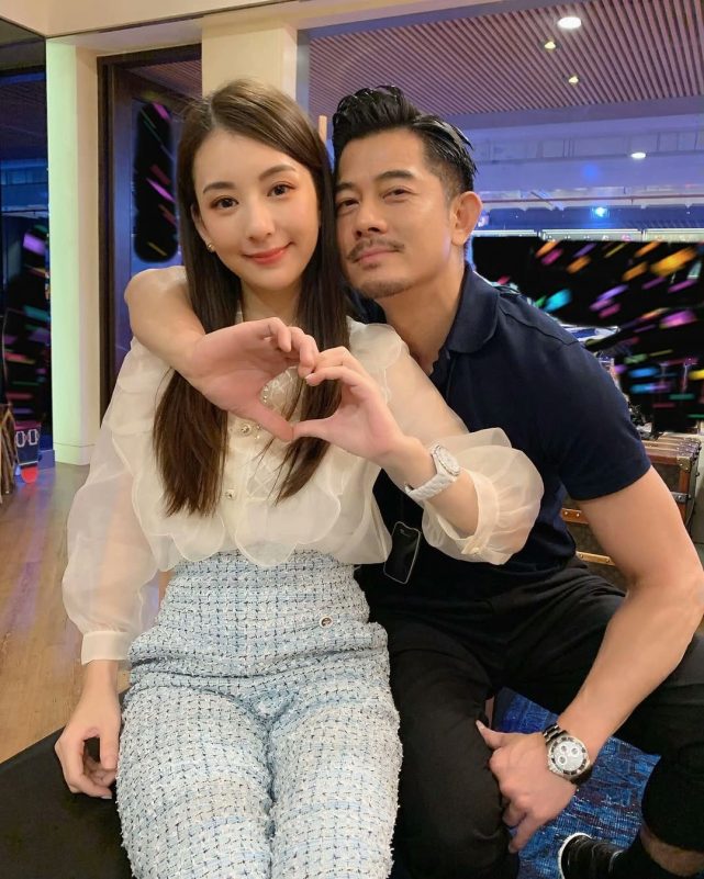 Aaron Kwok 13 million reward sonCouple-HeartShape-Smiling-Watches.