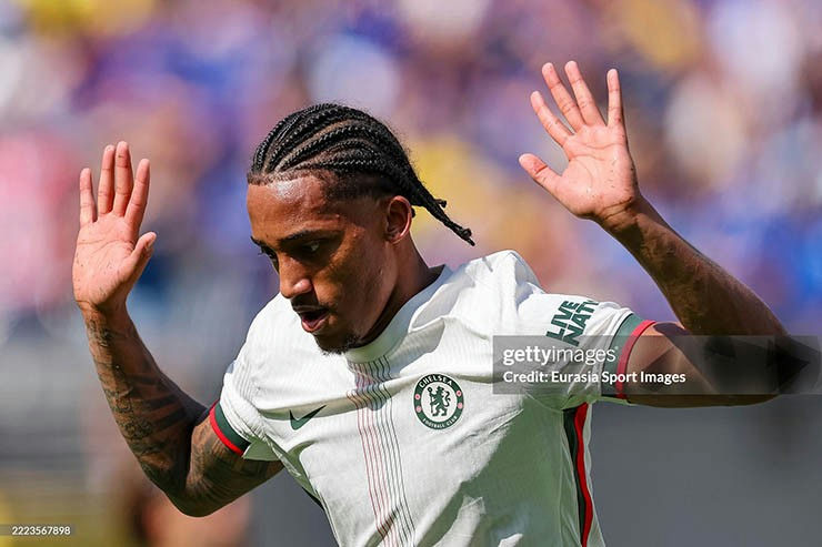 Chelsea Club World Cup final Joao PedroSoccer-Player-Chelsea-Braids-HandsUp.