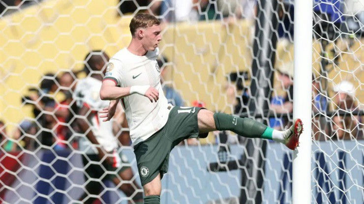 Cole Palmer Jackson Club World Cupsoccer-player-kicking-net-uniform.