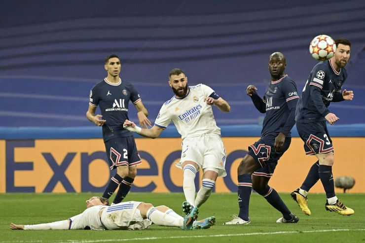 PSG vs Real Madrid Club World CupSoccer-Benzema-Messi-Fouled.