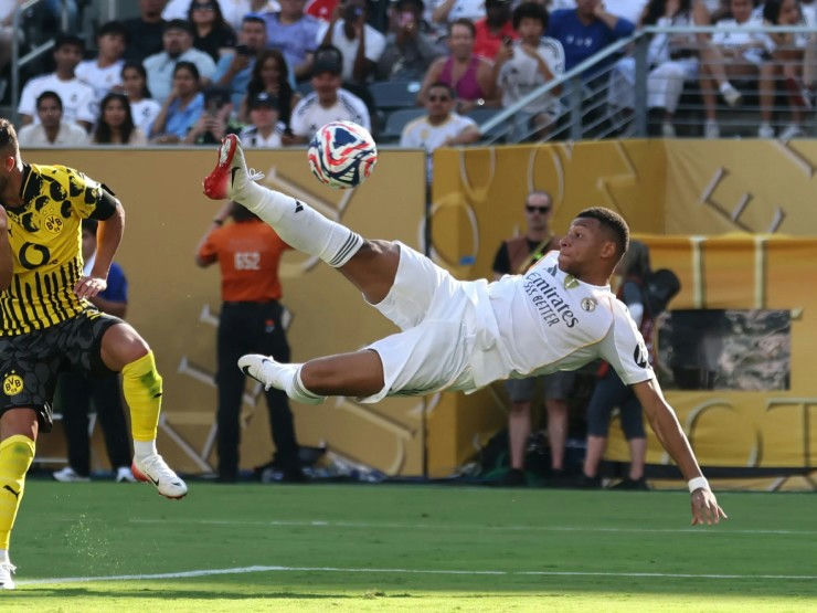 PSG vs Real Madrid Club World Cupsoccer-bicycleKick-athlete-stadium.