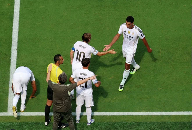 Luka Modric Real Madrid farewellsoccer' 'players' 'field' 'coach' 'handshake.