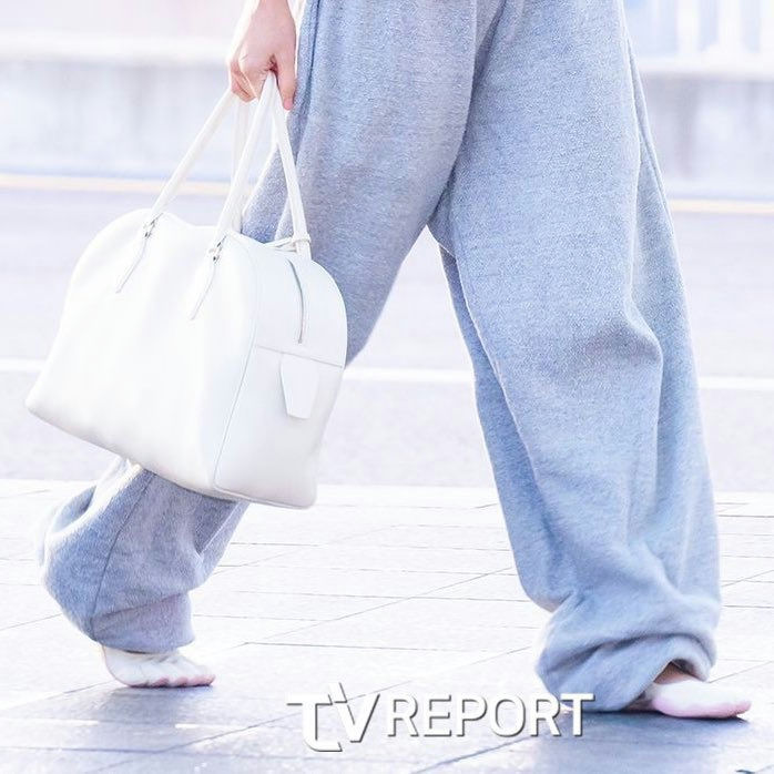 Jennie BLACKPINK airport shoessweatpants' 'purse' 'walking' 'barefoot.