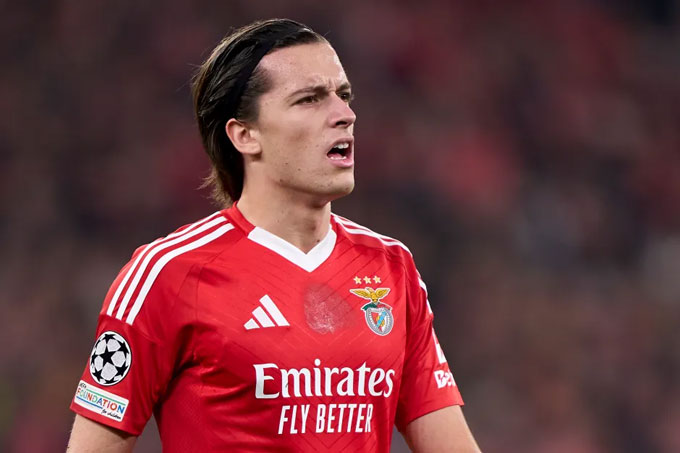 Manchester United stars after leavingsoccer' 'player' 'red' 'jersey' 'headband.