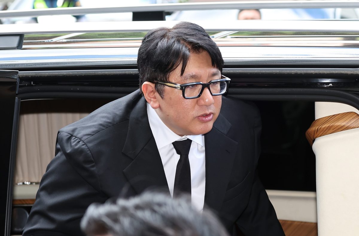 Bang-Si-hyuk-Faces-Regulatory-Probe-scaled