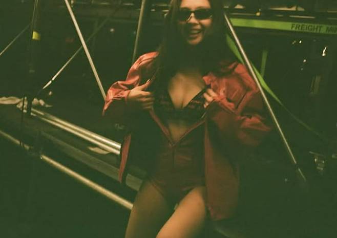 Jennie LA concert gestures 2