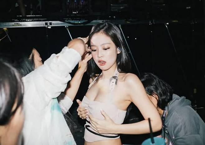 Jennie LA concert gestures 2