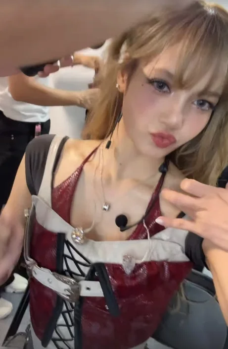 Lisa LA concert outfit