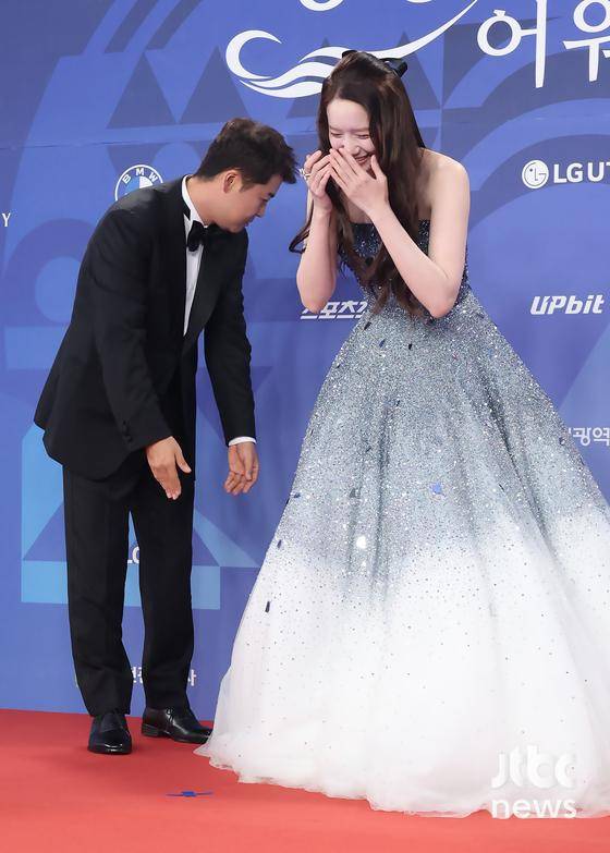 SNSD’s YoonA Trips on Blue Dragon Red Carpet, but Shines with Grace