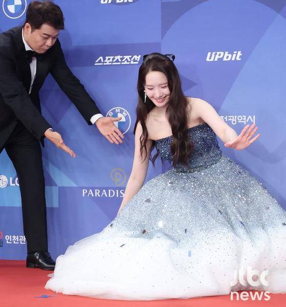 SNSD’s YoonA Trips on Blue Dragon Red Carpet, but Shines with Grace