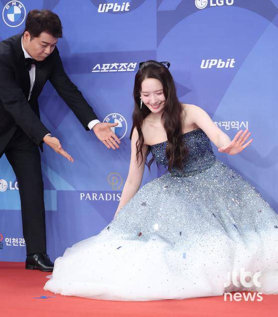 SNSD’s YoonA Trips on Blue Dragon Red Carpet, but Shines with Grace