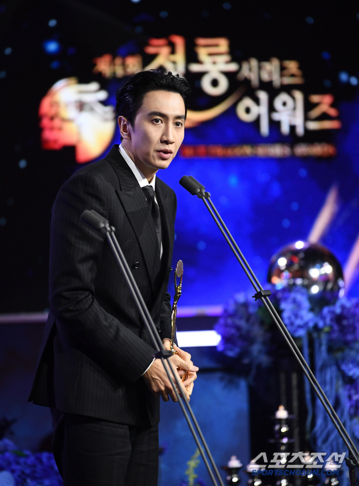 lee kwang soo blue dragon award 2025