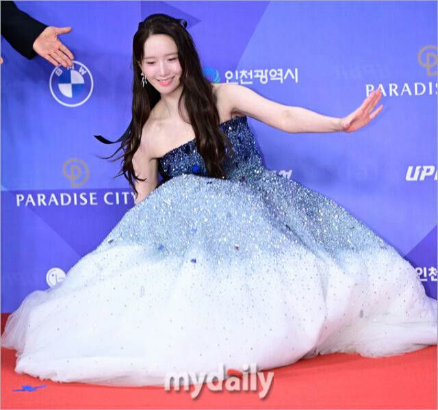 Blue Dragon Series Awards red carpet mishapswoman' 'dress' 'blue' 'carpet.