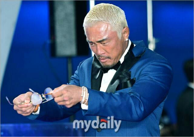 Blue Dragon Series Awards red carpet mishaps' 'an' '' 'londe' 'air' '' 'uit' '' 'lasses.
