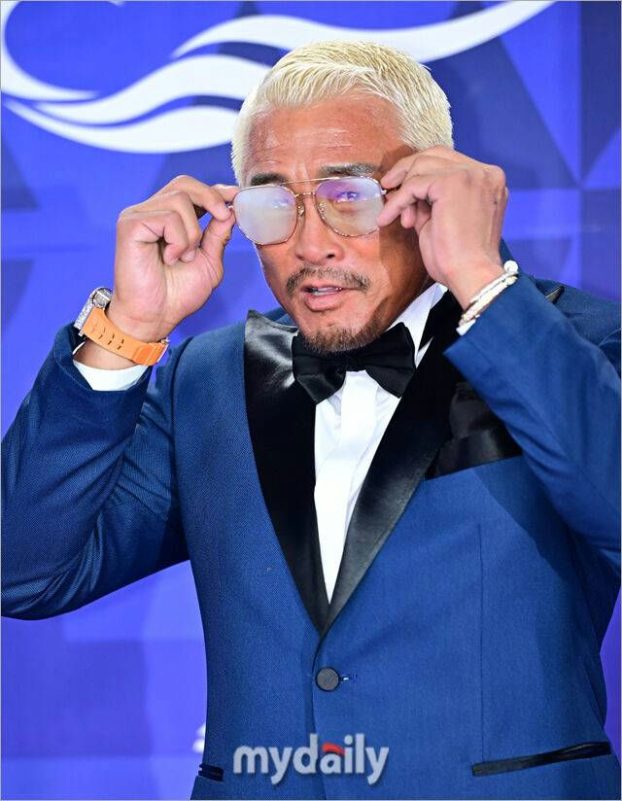 Blue Dragon Series Awards red carpet mishapsman' 'glasses' 'bowtie' 'suit.