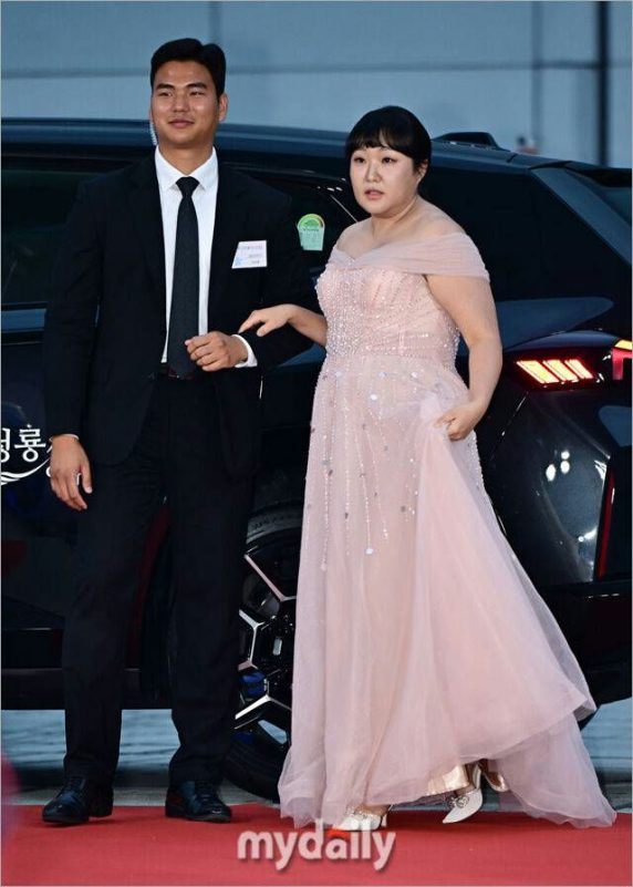 Blue Dragon Series Awards red carpet mishaps' 'ed' 'carpet' '' 'uit' '' 'own' '' 'odyguard.