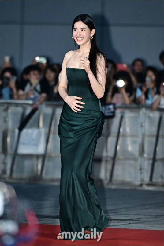 Blue Dragon Series Awards red carpet mishapswoman' 'redcarpet' 'greendress' 'smiling.