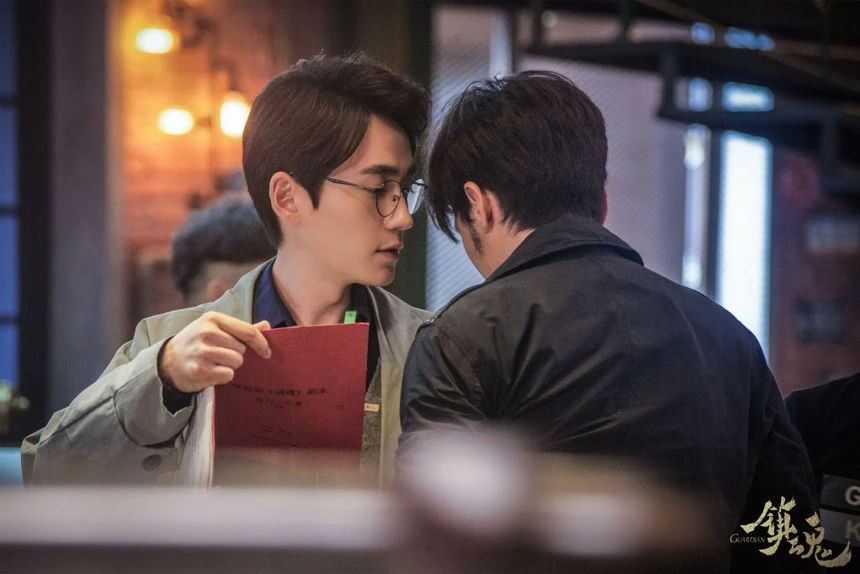 boylove vs girllove in literaturetwo' 'en' 'red' 'ocument' 'close' 'eyeglasses.
