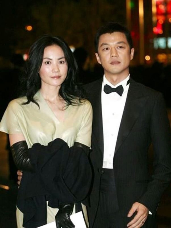Li Yapeng financial troublescouple' 'formal' 'gloves' 'portrait.