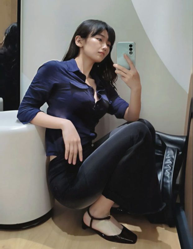 Female Faker lookalikewoman' 'selfie' 'blue' 'hirt' 'black' 'hoes.